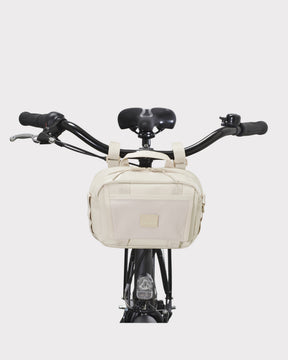 Beige Lenkertasche 'Nelson' von Johnny Urban am schwarzen Fahrradlenker befestigt