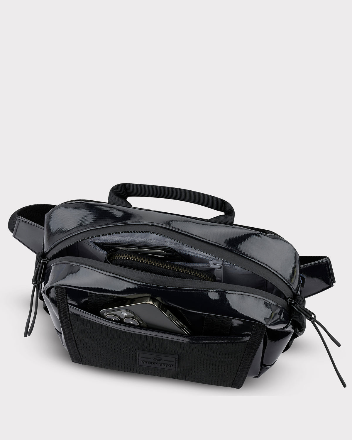 Schwarze Johnny Urban Lenkertasche 'Nelson' mit Reißverschlussfach und Fronttasche, Smartphone sichtbar