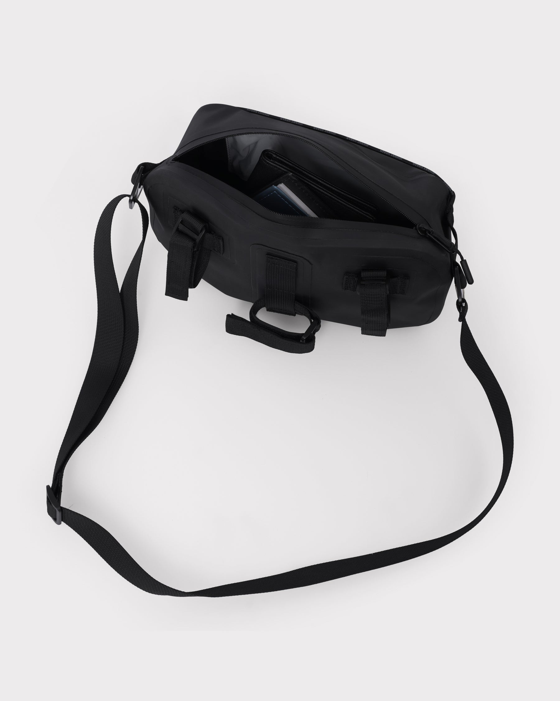 Schwarze Lenkertasche 'Arlo' aus Nylon für Fahrrad mit verstellbarem Schulterriemen und geöffneter Haupttasche