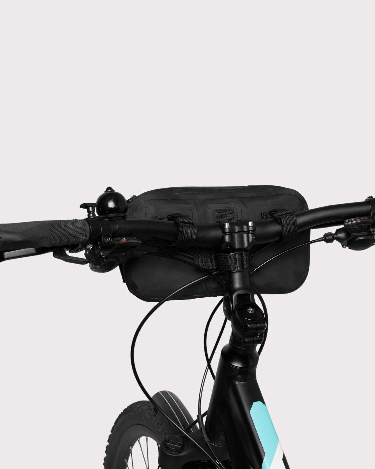 Schwarze Lenkertasche 'Arlo' von Johnny Urban am Fahrradlenker befestigt