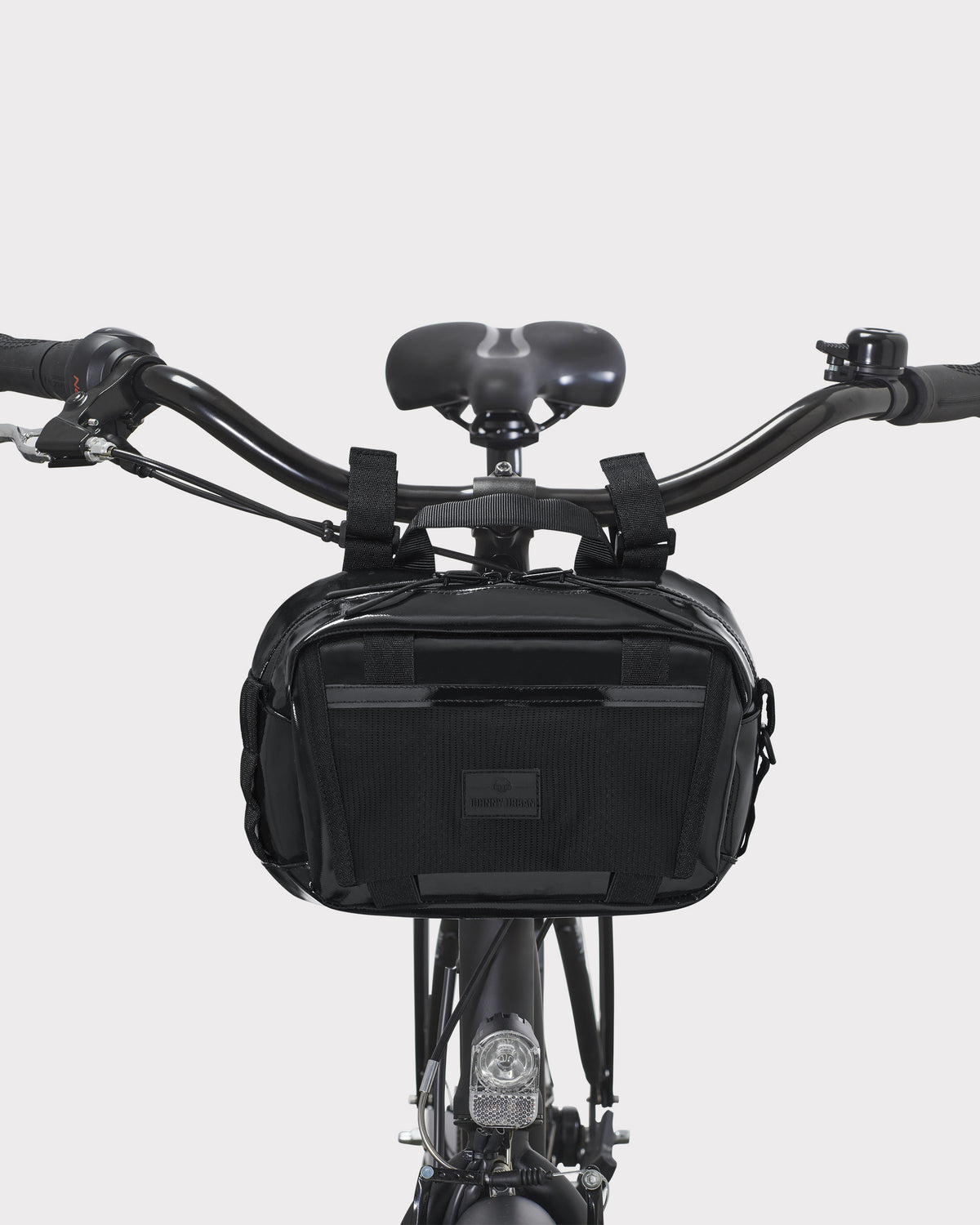 Schwarze Fahrradtasche 'Nelson' von Johnny Urban am schwarzen Fahrradlenker befestigt