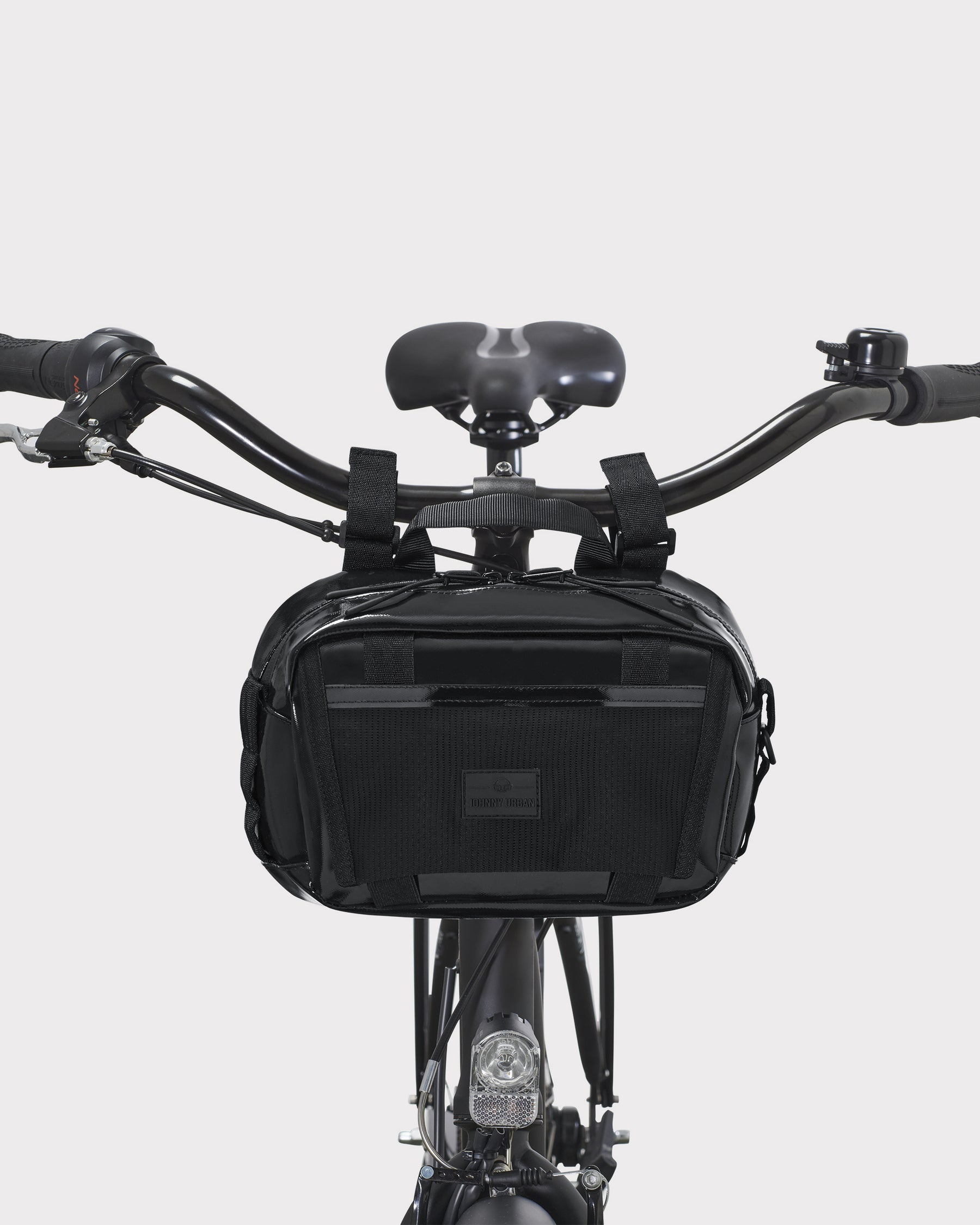 Schwarze Fahrradtasche 'Nelson' von Johnny Urban am schwarzen Fahrradlenker befestigt