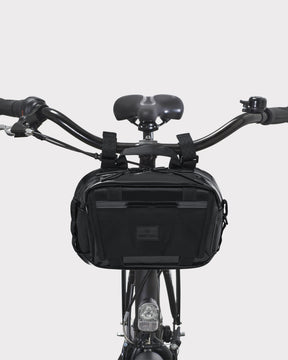 Schwarze Fahrradtasche 'Nelson' von Johnny Urban am schwarzen Fahrradlenker befestigt