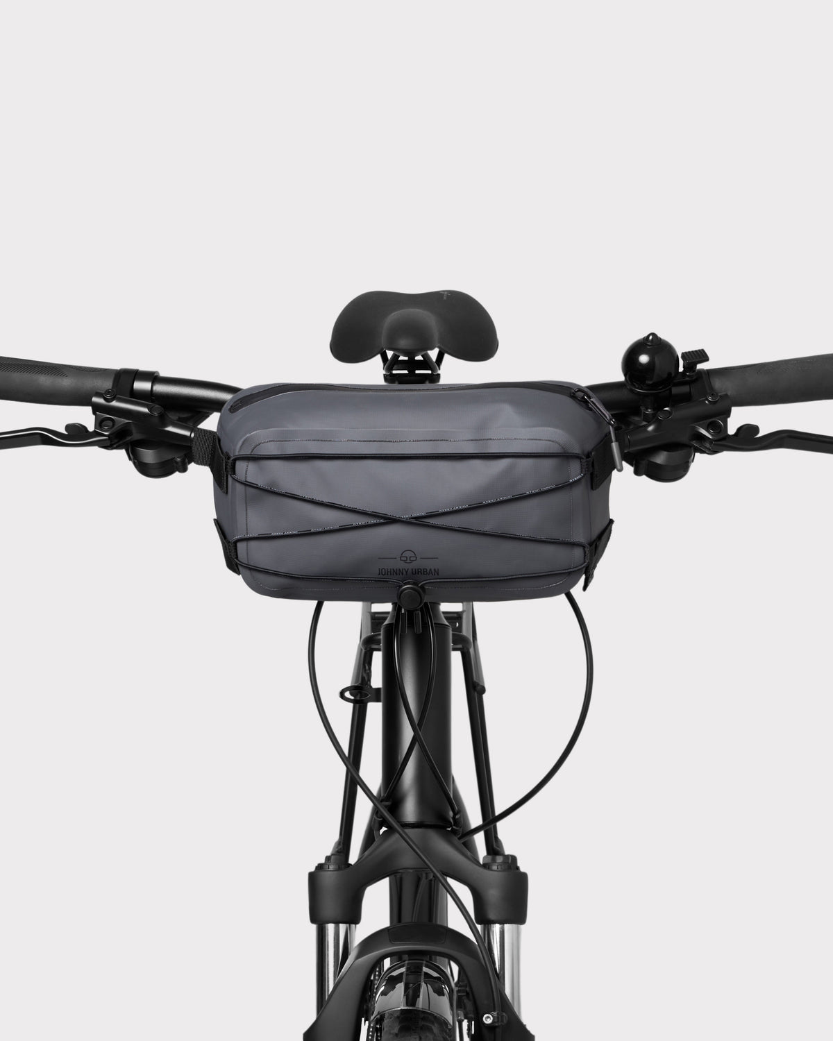 Wasserdichte graue Lenkertasche 'Arlo' von Johnny Urban am Fahrrad befestigt