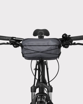 Wasserdichte graue Lenkertasche 'Arlo' von Johnny Urban am Fahrrad befestigt