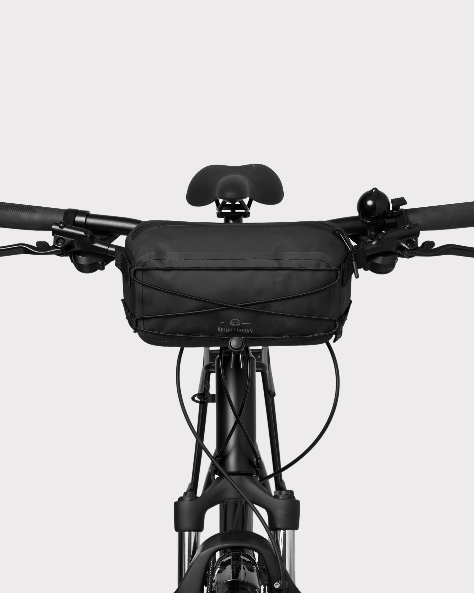 Wasserdichte schwarze Lenkertasche 'Arlo' von Johnny Urban am Fahrradlenker befestigt