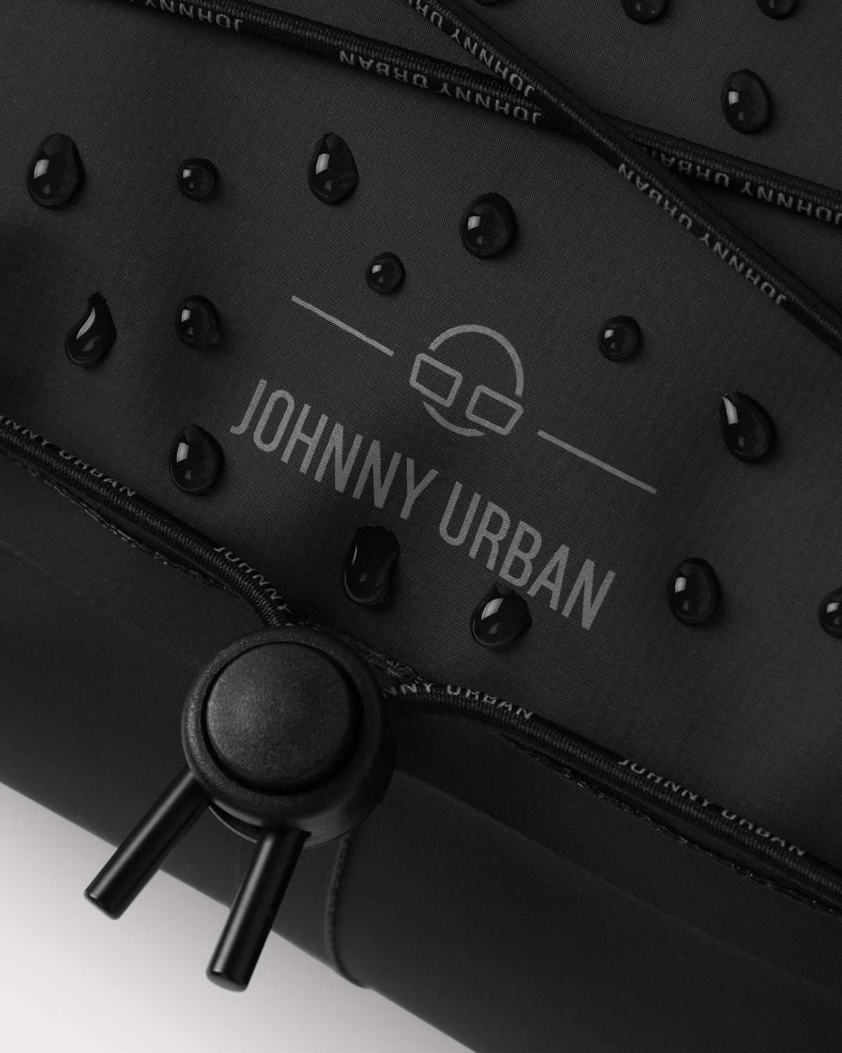 Schwarze wasserabweisende Lenkertasche 'Arlo' von Johnny Urban mit Wassertropfen und Zipper