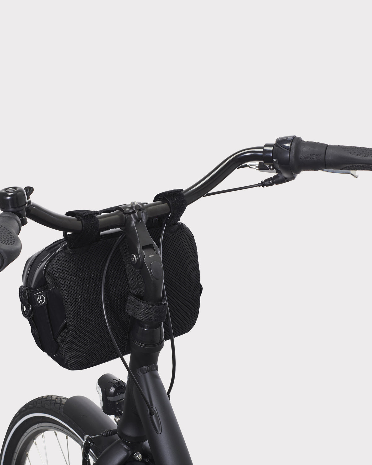 Schwarze Lenkertasche 'Nelson' von Johnny Urban am Fahrradlenker befestigt