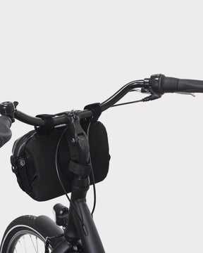 Schwarze Lenkertasche 'Nelson' von Johnny Urban am Fahrradlenker befestigt