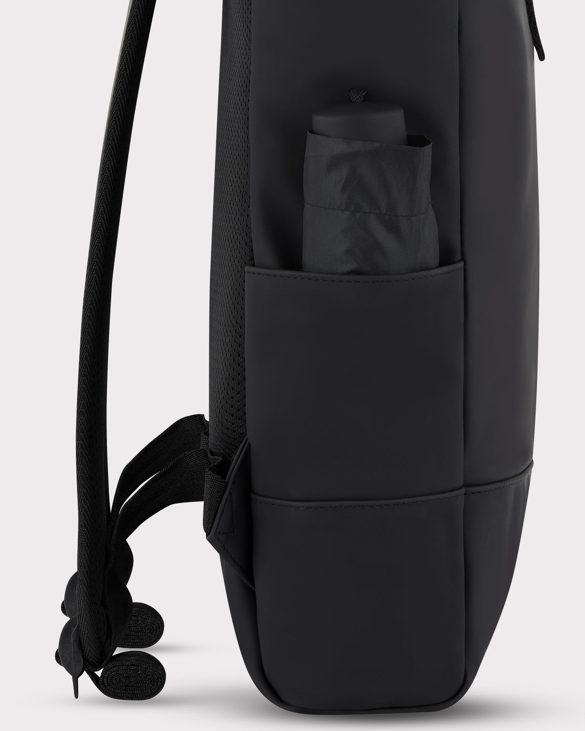 Schwarzer Rolltop-Rucksack 'Harvey Medium' von Johnny Urban mit seitlicher Außentasche mit Wasserflasche