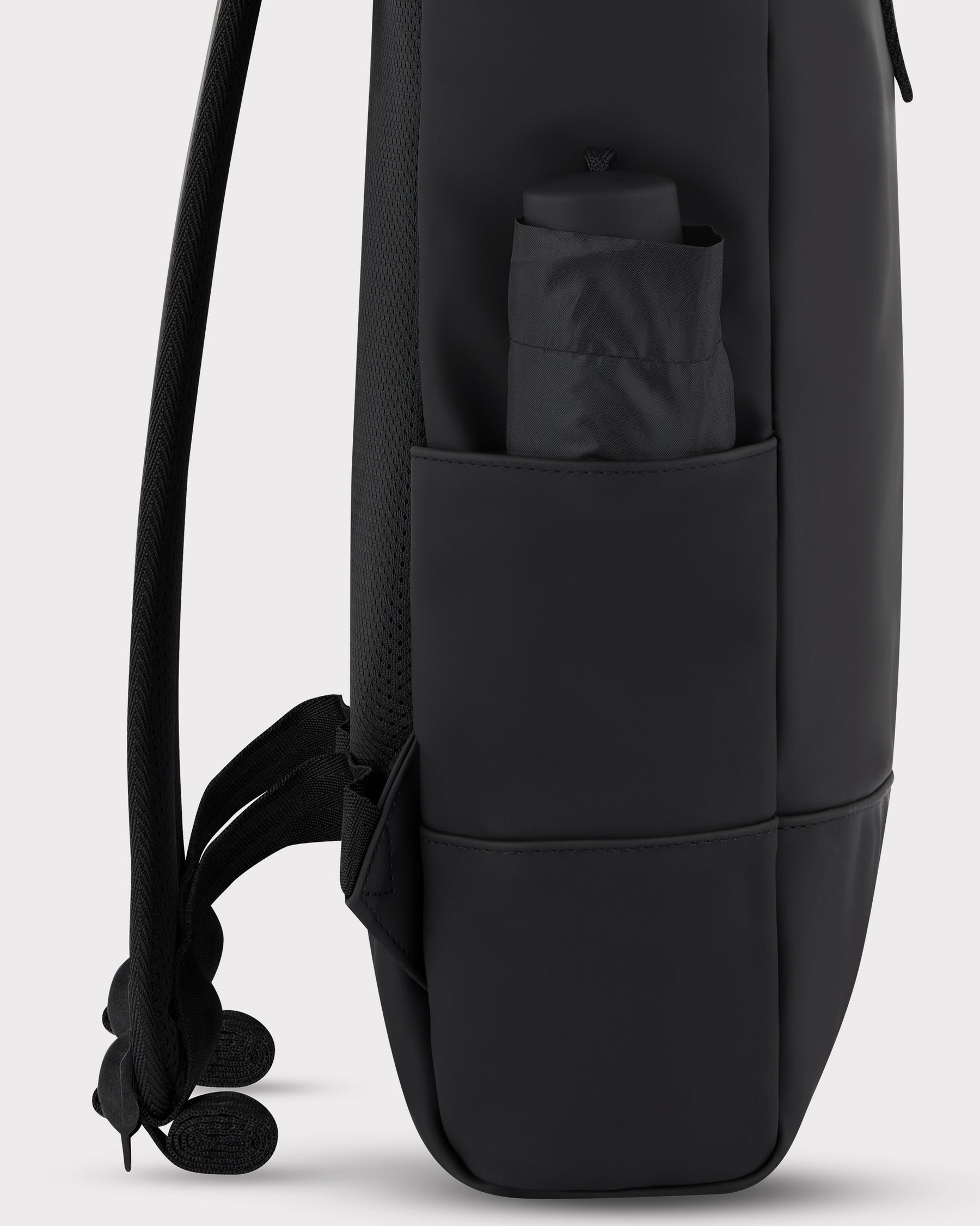 Schwarzer Rolltop-Rucksack 'Harvey Medium' von Johnny Urban mit seitlicher Außentasche mit Wasserflasche