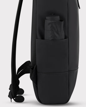 Schwarzer Rolltop-Rucksack 'Harvey Medium' von Johnny Urban mit seitlicher Außentasche mit Wasserflasche