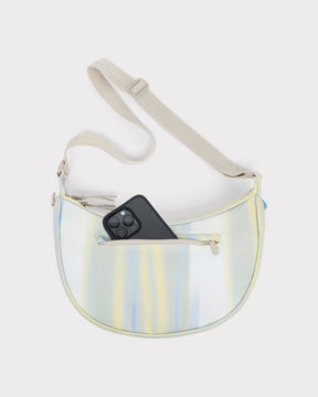 Half Moon Bag 'Ally Medium' in pastellfarbenem Streifenmuster mit Vorderfach und schwarzem Smartphone