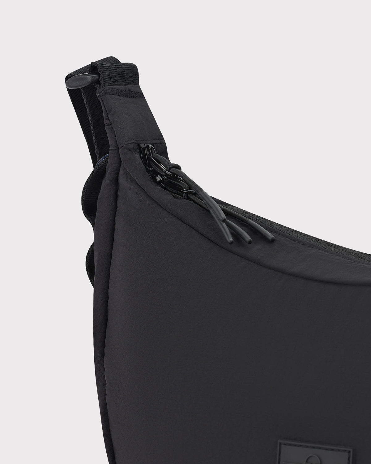 Halbmondförmige 'Kaia Medium' Tasche in Schwarz mit Reißverschluss und verstellbarem Schultergurt
