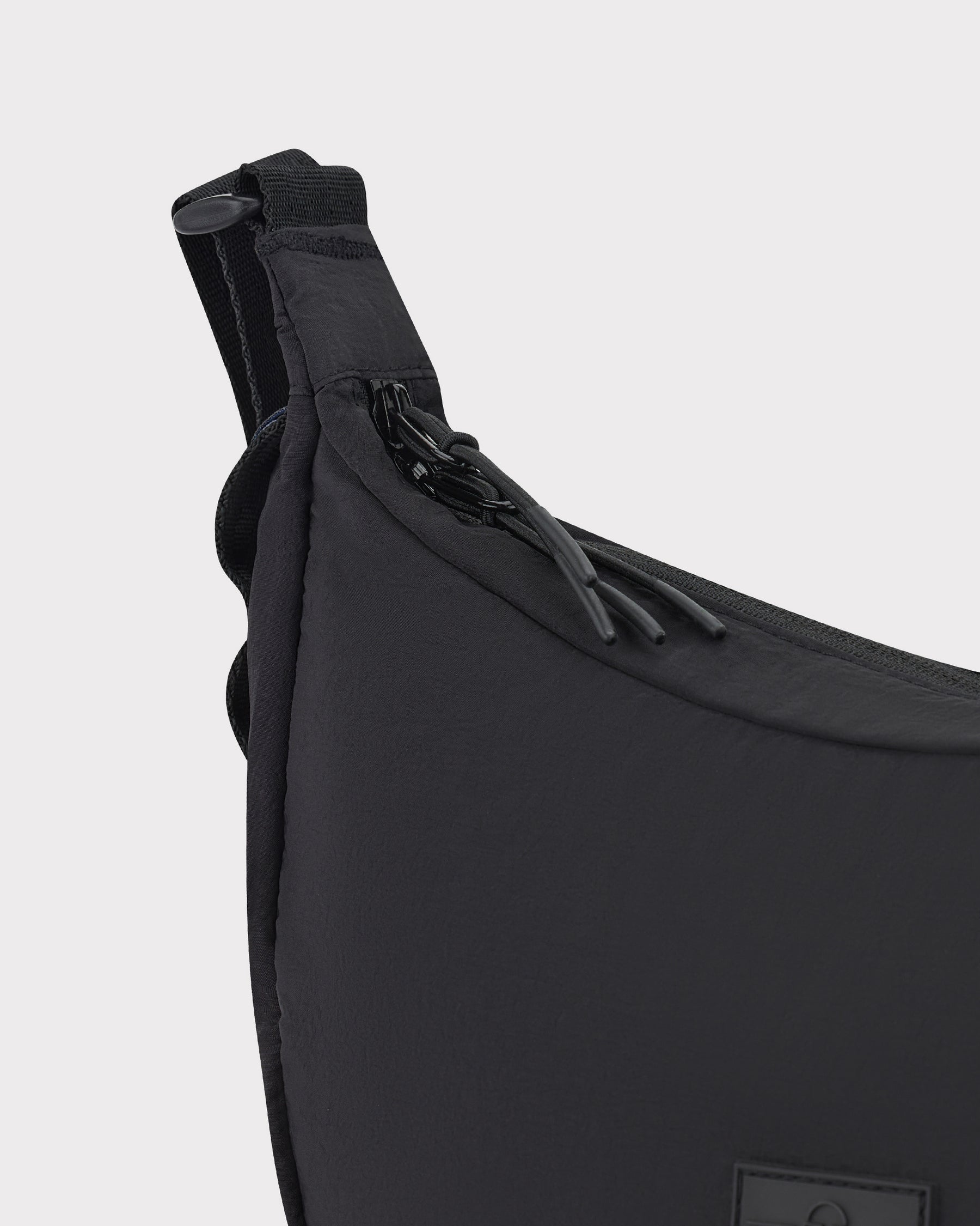 Halbmondförmige 'Kaia Medium' Tasche in Schwarz mit Reißverschluss und verstellbarem Schultergurt