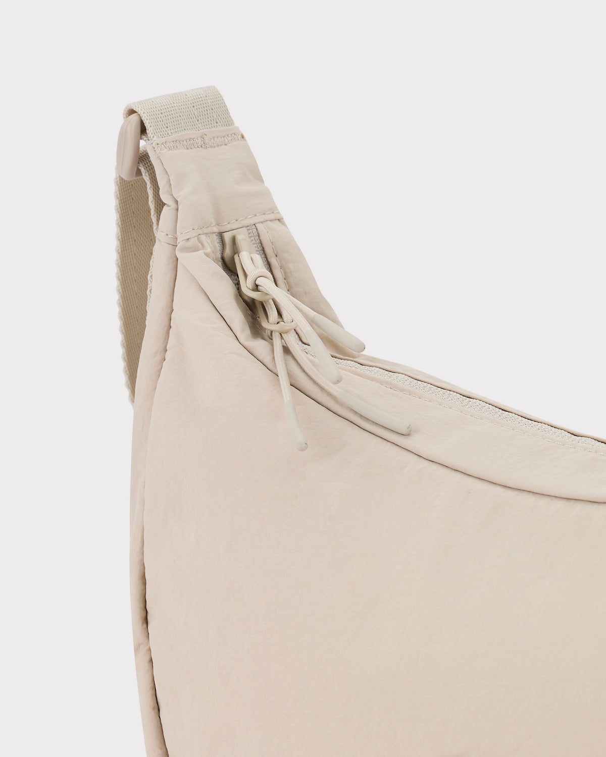 Beige halbmondförmige Umhängetasche Kaia Medium mit Reißverschluss und verstellbarem Schultergurt