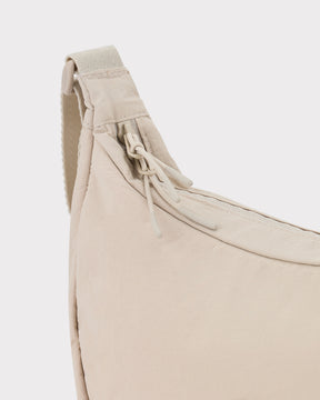 Beige halbmondförmige Umhängetasche Kaia Medium mit Reißverschluss und verstellbarem Schultergurt