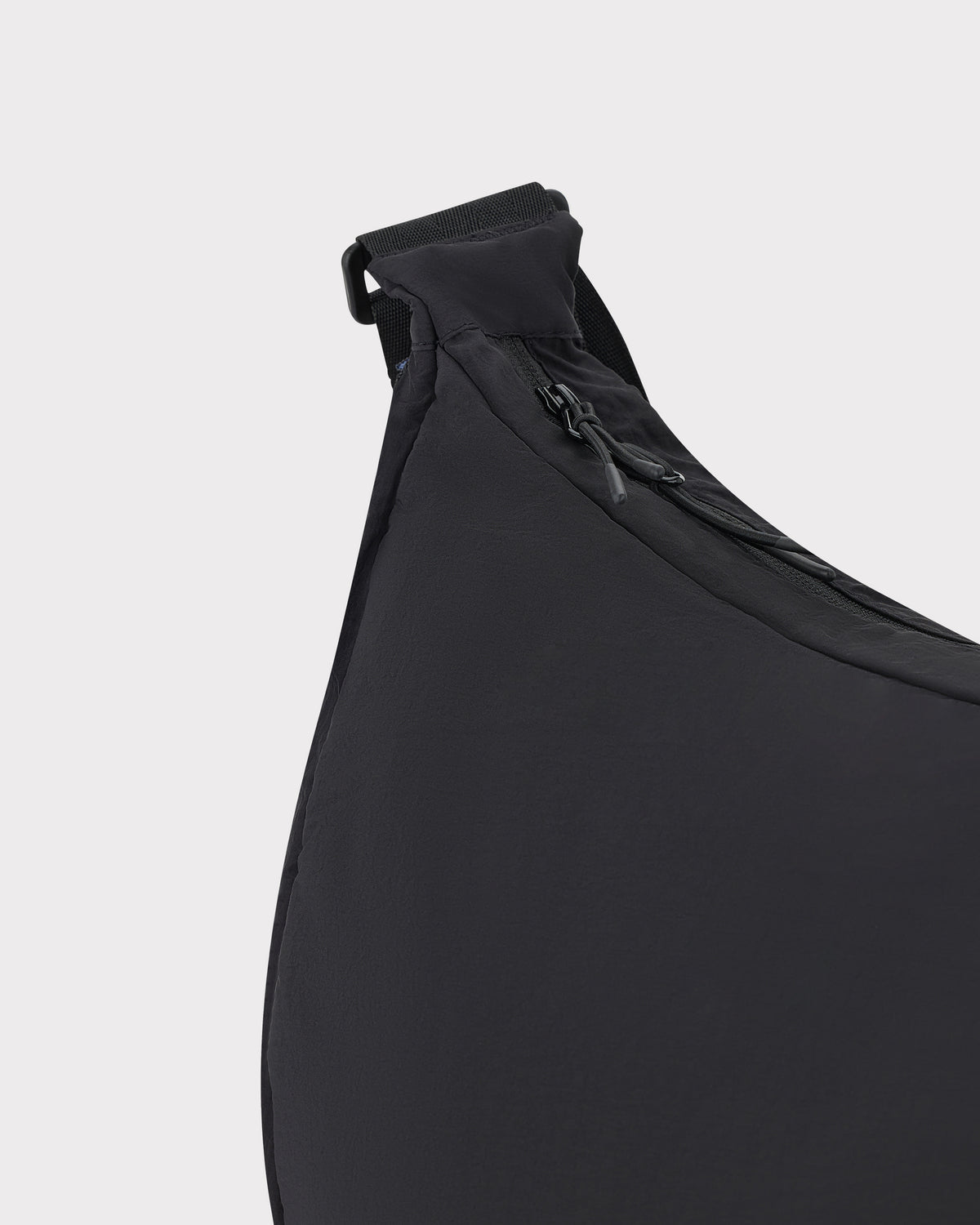 Halbmondtasche Kaia XL in Schwarz mit Reißverschluss und verstellbarem Schultergurt