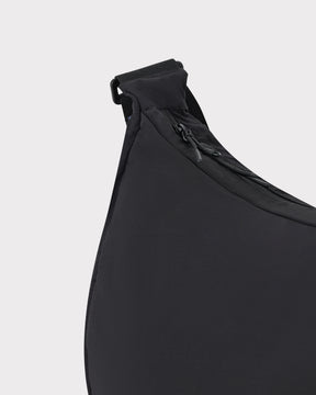 Halbmondtasche Kaia XL in Schwarz mit Reißverschluss und verstellbarem Schultergurt