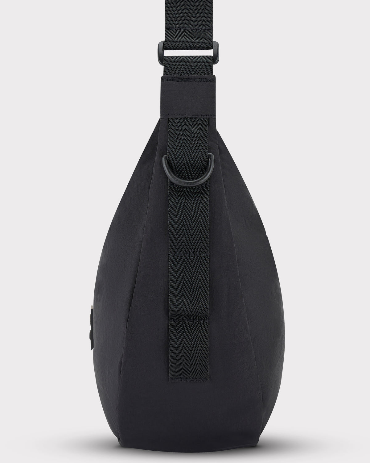 Schwarze Half Moon Bag 'Kaia Medium' von Johnny Urban, Seitenansicht mit verstellbarem Riemen und D-Ring