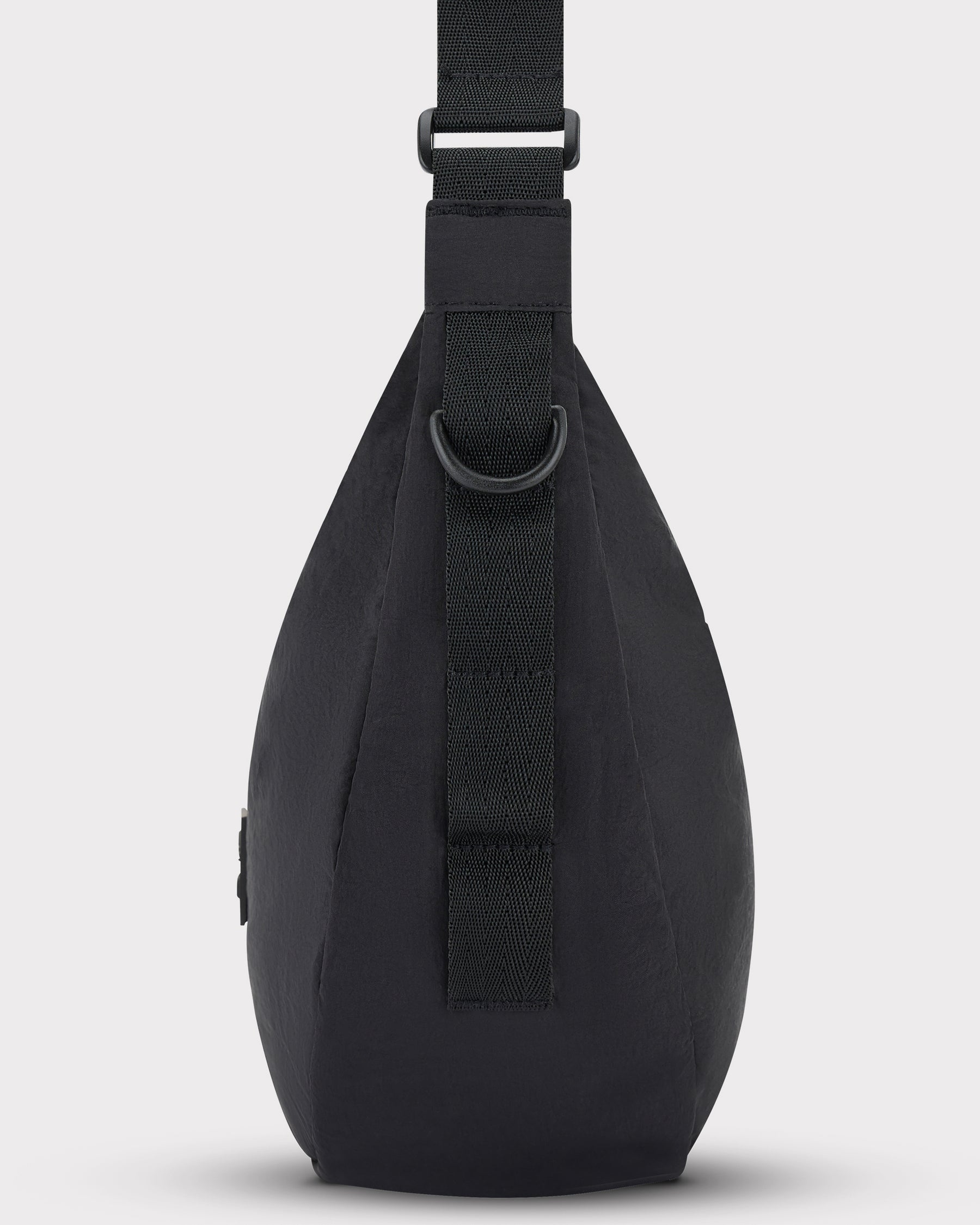 Schwarze Half Moon Bag 'Kaia Medium' von Johnny Urban, Seitenansicht mit verstellbarem Riemen und D-Ring