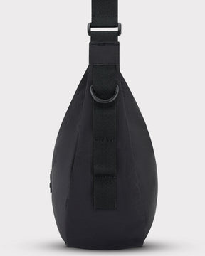Schwarze Half Moon Bag 'Kaia Medium' von Johnny Urban, Seitenansicht mit verstellbarem Riemen und D-Ring