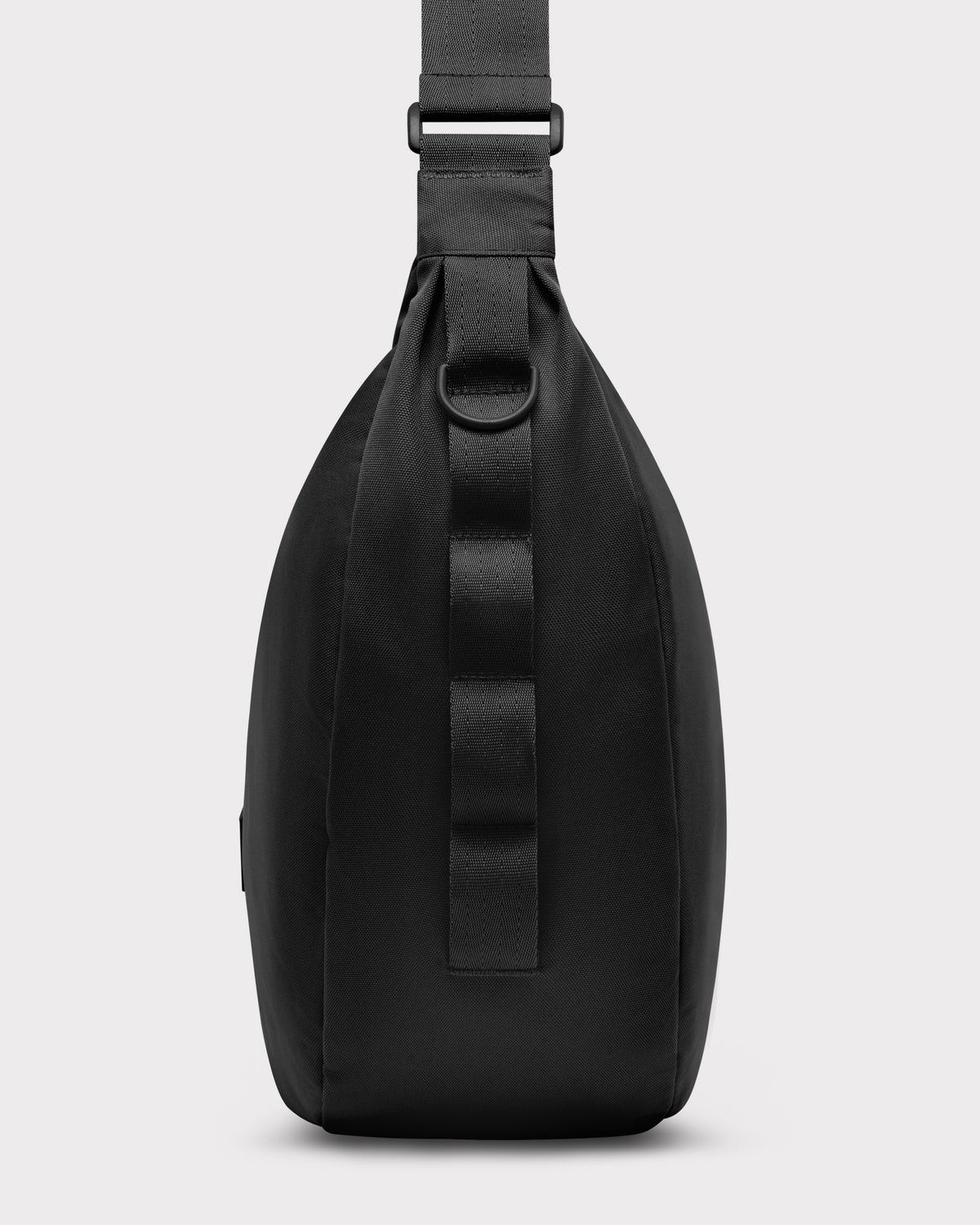 Halbmondtasche Ally XL in Schwarz mit breitem verstellbarem Schulterriemen und D-Ring seitlich