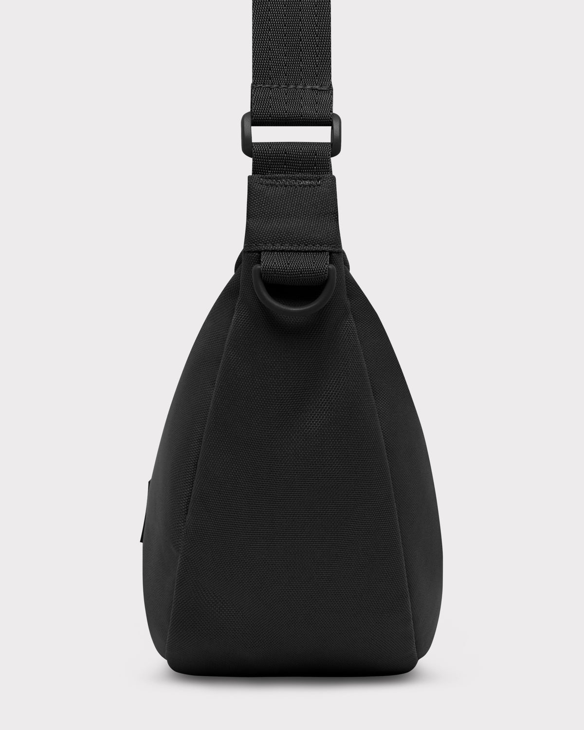 Seitenansicht der schwarzen Half Moon Bag Ally Medium mit verstellbarem Gurt und D-Ring