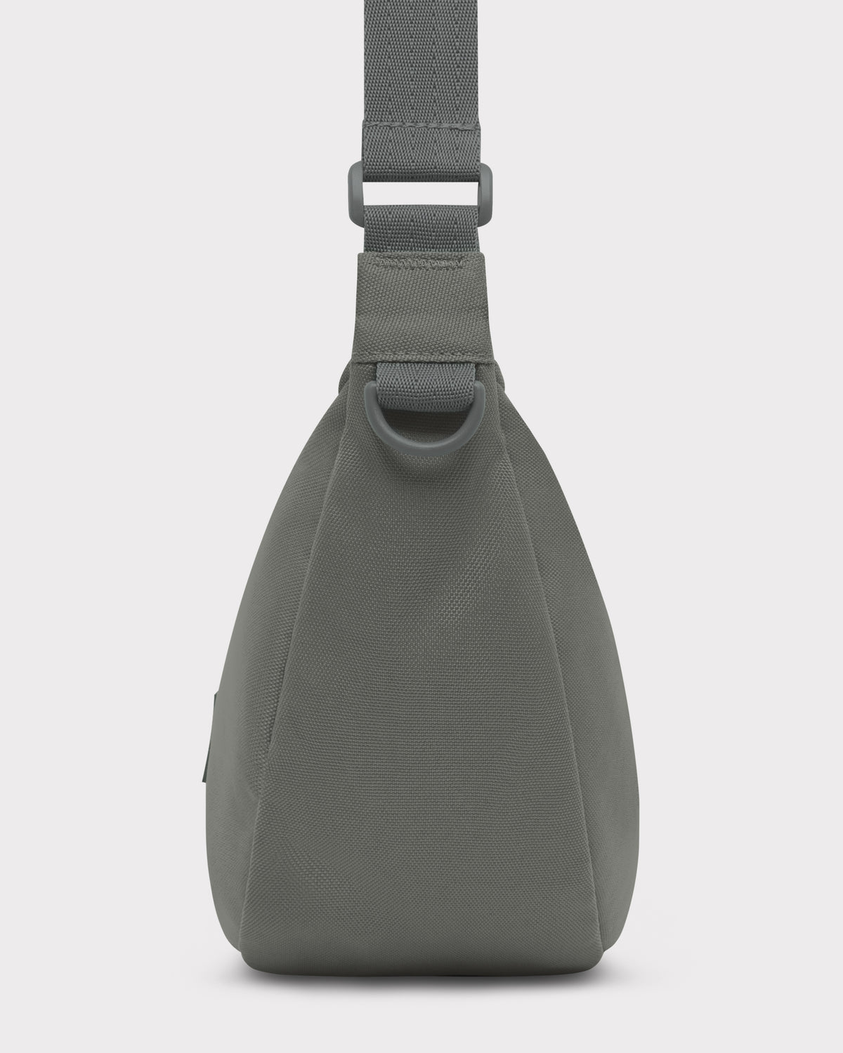 Halbmond-Tasche 'Ally Medium' in grauem Stoff mit verstellbarem Riemen und D-Ring an der Seite