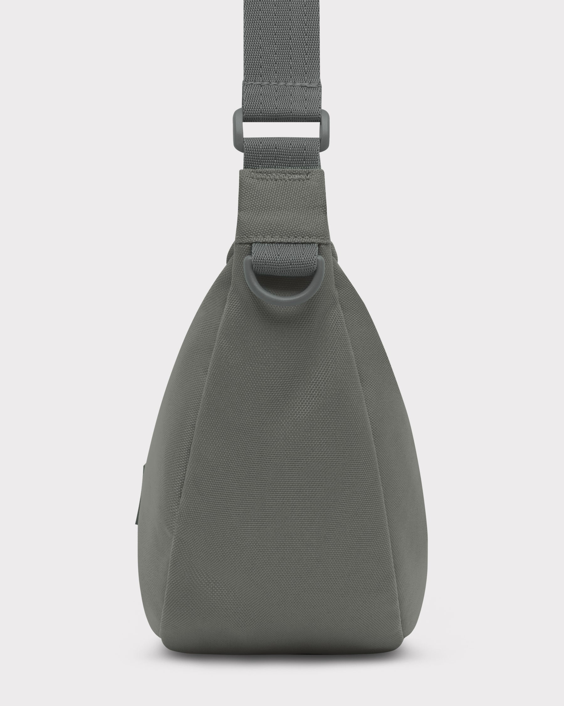 Halbmond-Tasche 'Ally Medium' in grauem Stoff mit verstellbarem Riemen und D-Ring an der Seite