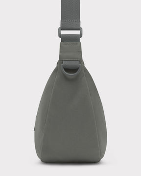 Halbmond-Tasche 'Ally Medium' in grauem Stoff mit verstellbarem Riemen und D-Ring an der Seite