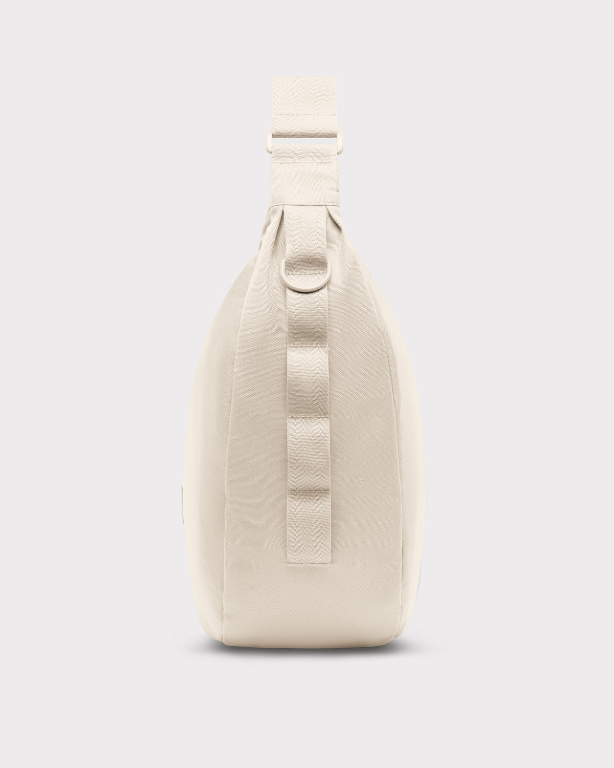 Seitenansicht der cremefarbenen Half Moon Bag 'Ally XL' mit D-Ring und verstellbarem Schultergurt