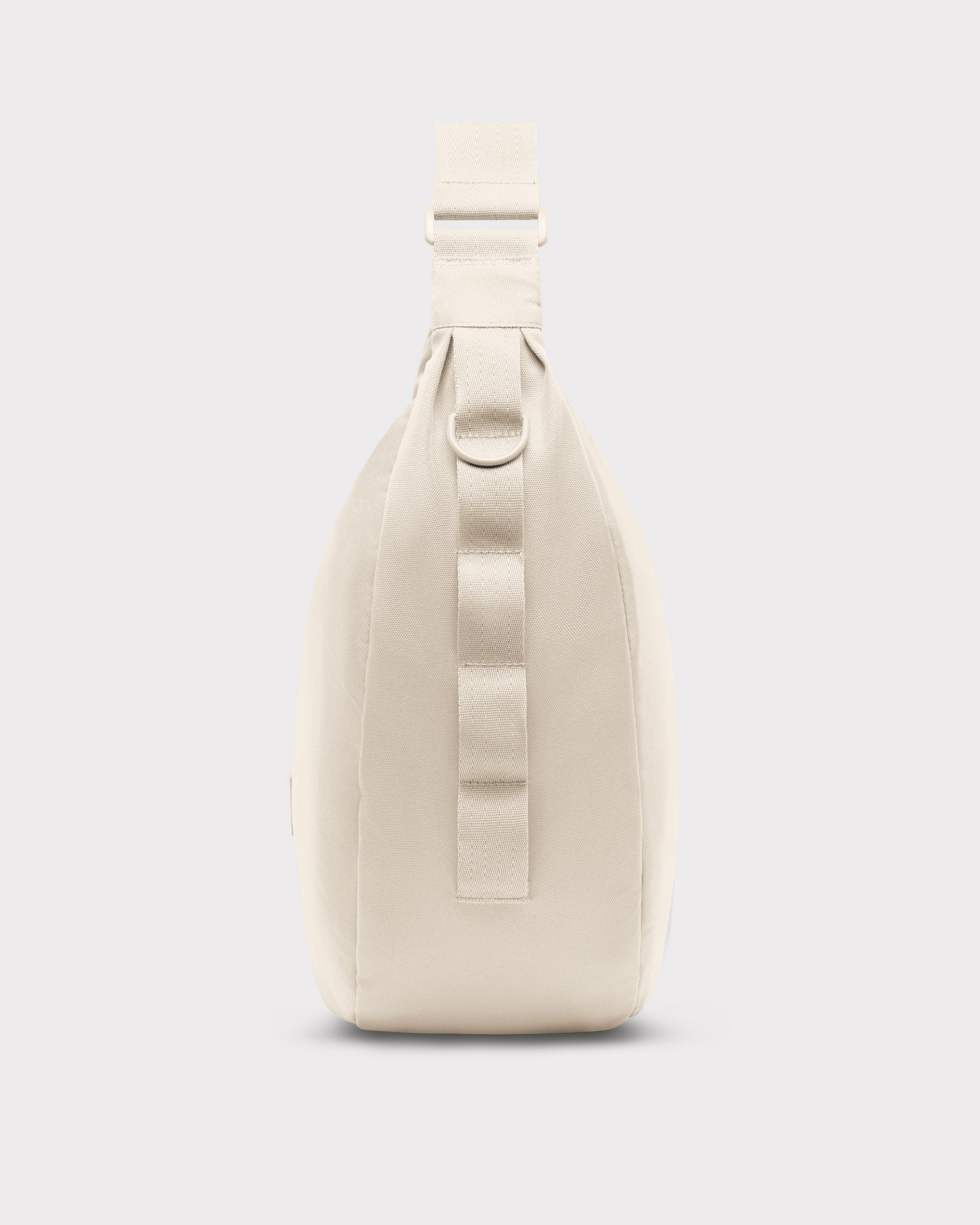 Seitenansicht der cremefarbenen Half Moon Bag 'Ally XL' mit D-Ring und verstellbarem Schultergurt