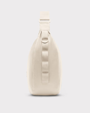 Seitenansicht der cremefarbenen Half Moon Bag 'Ally XL' mit D-Ring und verstellbarem Schultergurt