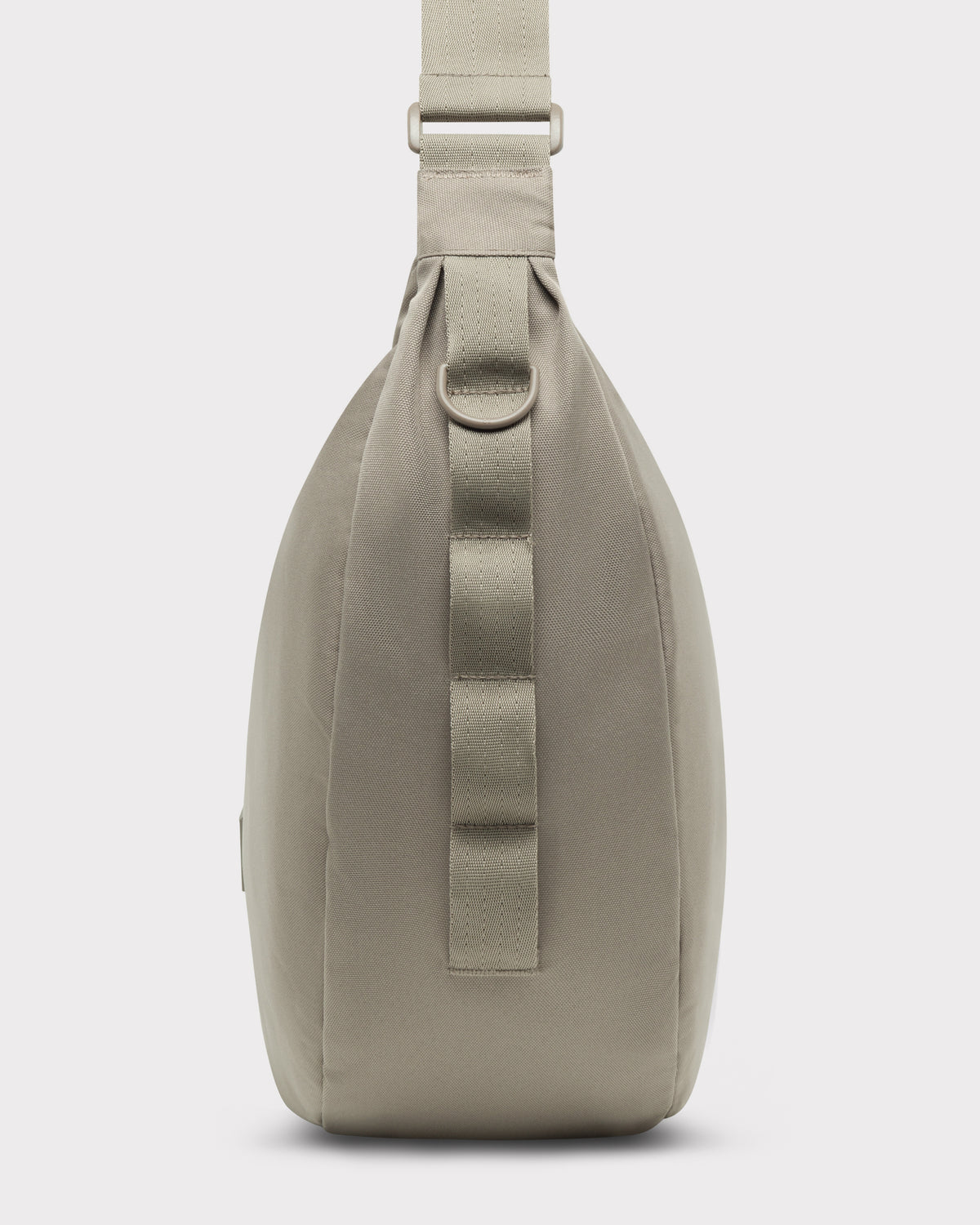 Seitenansicht der Half Moon Bag 'Ally XL' in Beige mit D-Ring und Riemen aus robustem Material