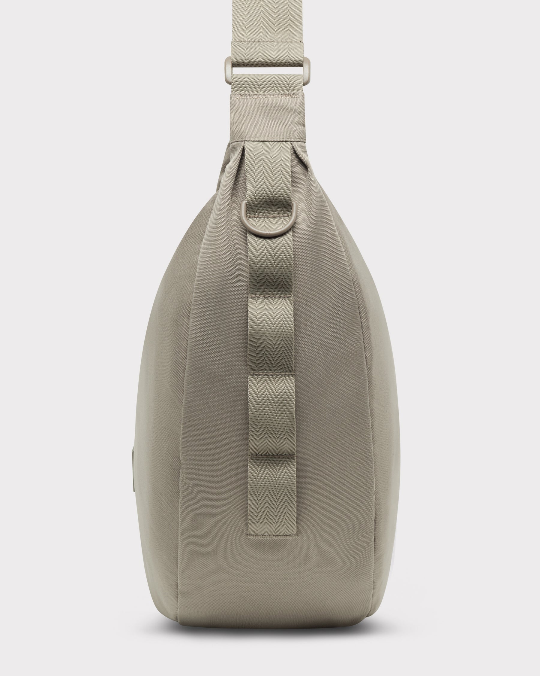 Seitenansicht der Half Moon Bag 'Ally XL' in Beige mit D-Ring und Riemen aus robustem Material