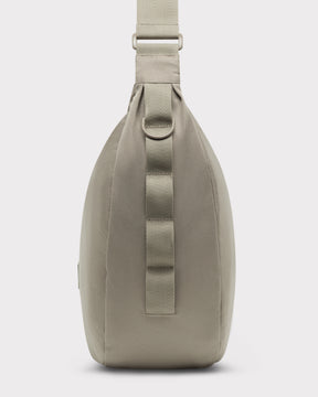 Seitenansicht der Half Moon Bag 'Ally XL' in Beige mit D-Ring und Riemen aus robustem Material