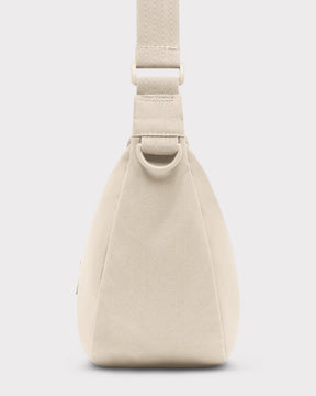 Half Moon Bag 'Ally Medium' von Johnny Urban in beigem Textil mit D-Ring und breitem verstellbarem Träger