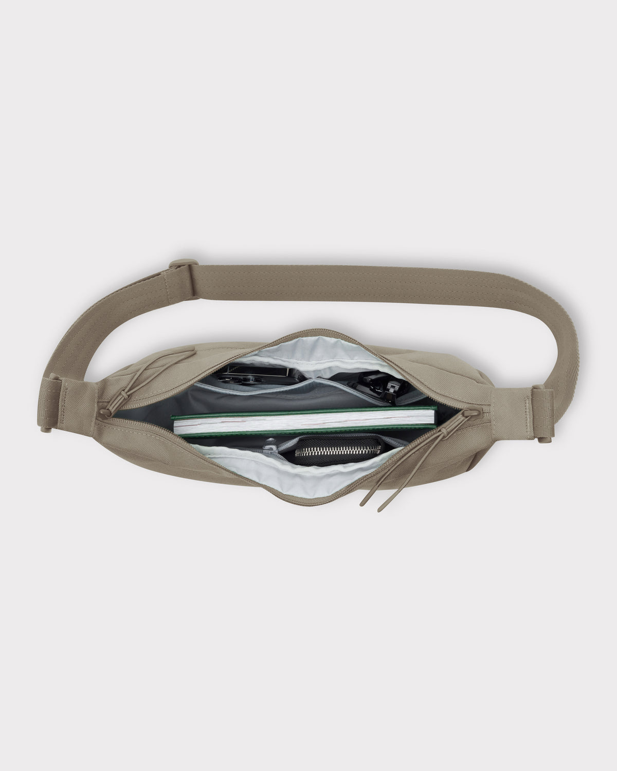 Halbmondtasche 'Ally Medium' in Beige mit offenem Reißverschluss und sichtbaren Innenfächern mit Gegenständen