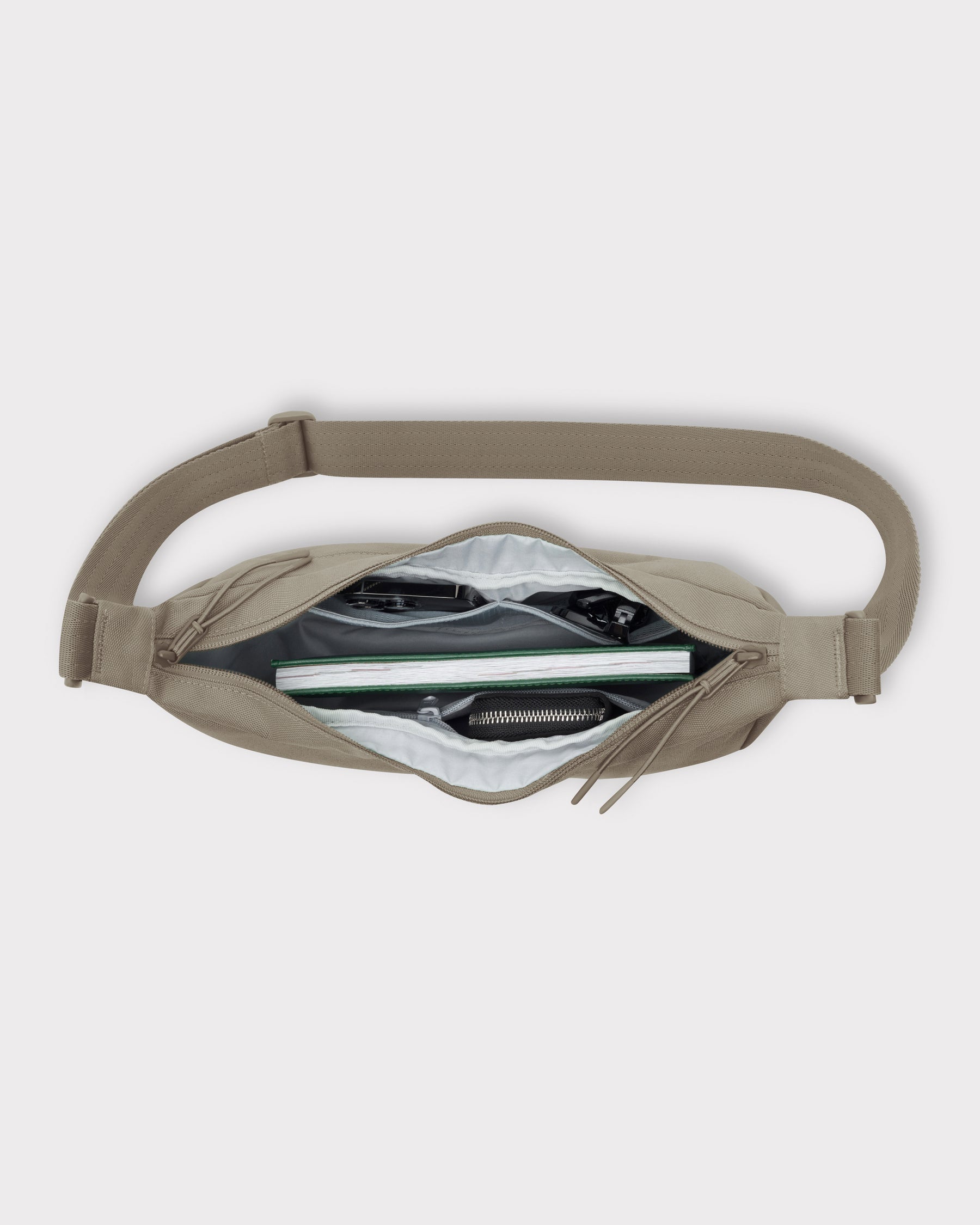 Halbmondtasche 'Ally Medium' in Beige mit offenem Reißverschluss und sichtbaren Innenfächern mit Gegenständen