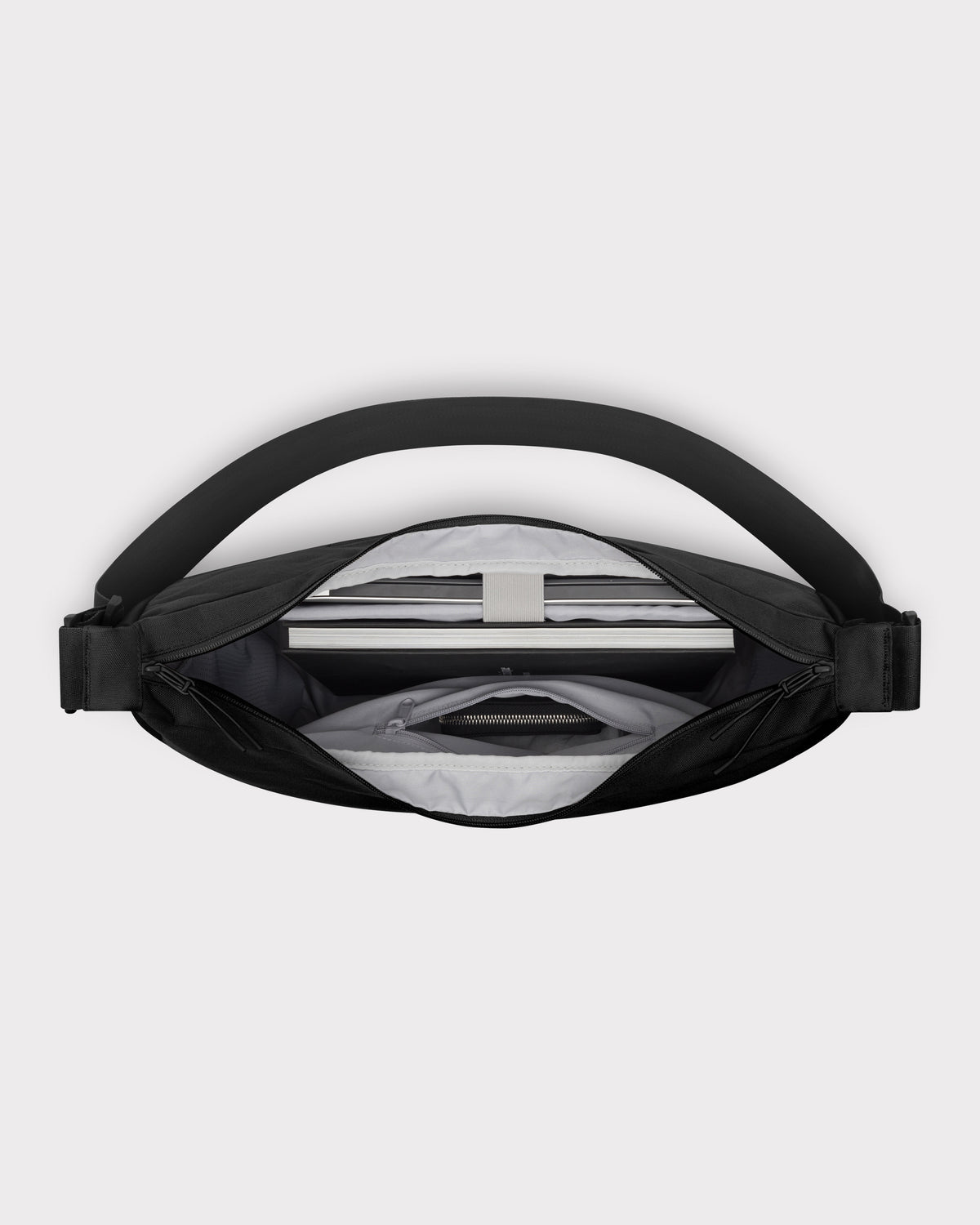 Innenansicht der Half Moon Bag 'Ally XL' in Schwarz mit Laptopfach und Reißverschlusstasche