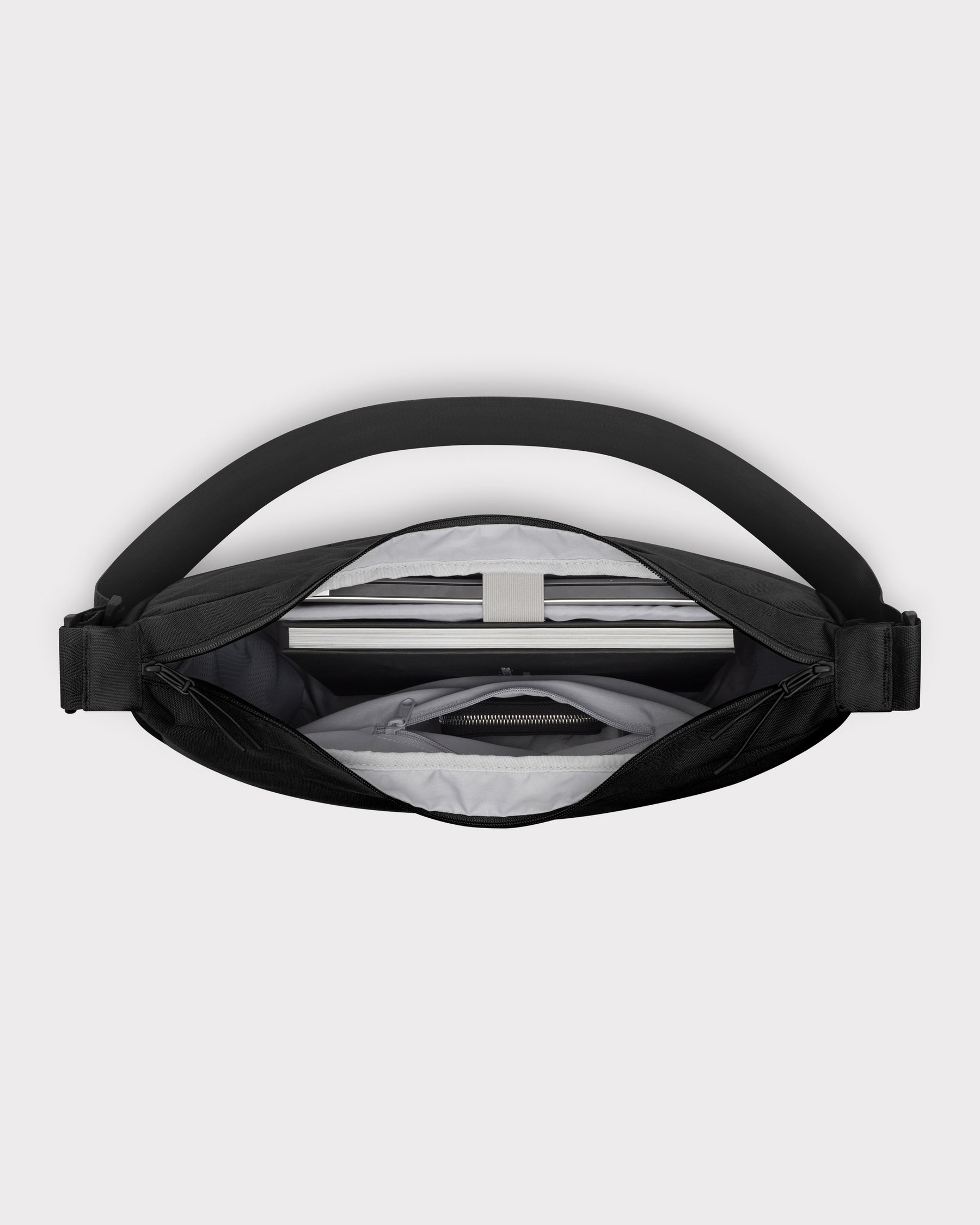 Innenansicht der Half Moon Bag 'Ally XL' in Schwarz mit Laptopfach und Reißverschlusstasche