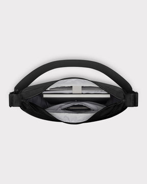 Innenansicht der Half Moon Bag 'Ally XL' in Schwarz mit Laptopfach und Reißverschlusstasche