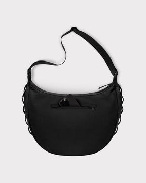Halbmondförmige schwarze Half Moon Bag "Ally XL" mit verstellbarem Schultergurt und einer Außentasche, in der ein Smartphone steckt