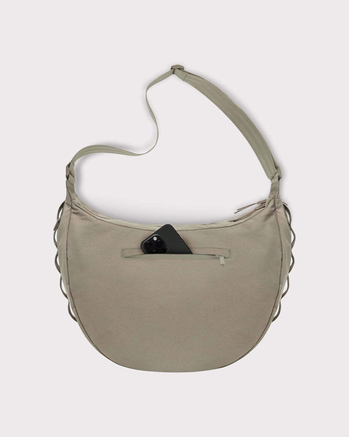 Halbmondtasche 'Ally XL' von Johnny Urban in Beige mit verstellbarem Schultergurt und Vorderseitenreißverschluss, teilweise geöffnete Tasche mit Handyfach