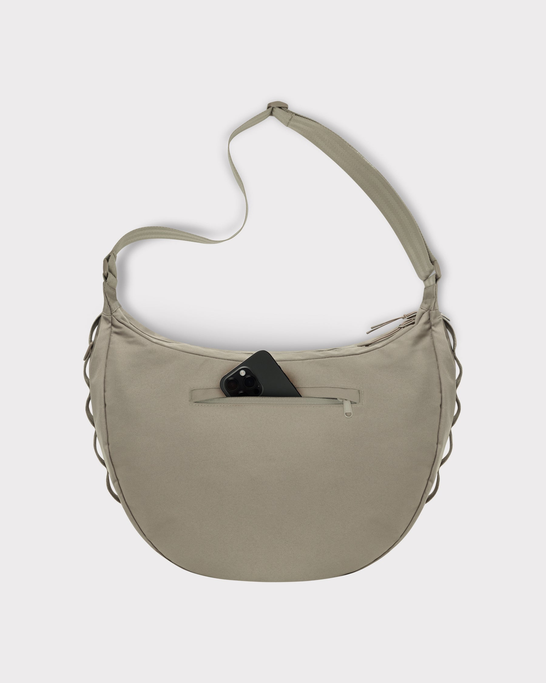 Halbmondtasche 'Ally XL' von Johnny Urban in Beige mit verstellbarem Schultergurt und Vorderseitenreißverschluss, teilweise geöffnete Tasche mit Handyfach