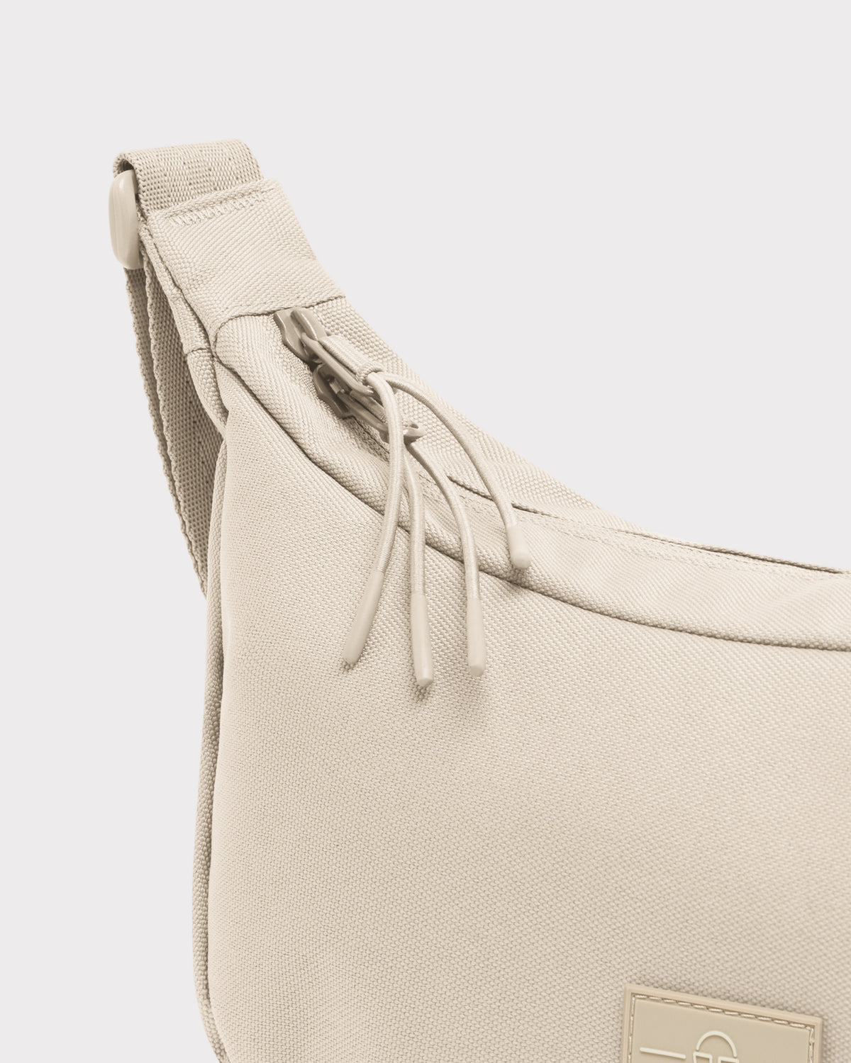 Halbmond-Tasche Ally Medium in beige mit Reißverschluss und verstellbarem Gurt