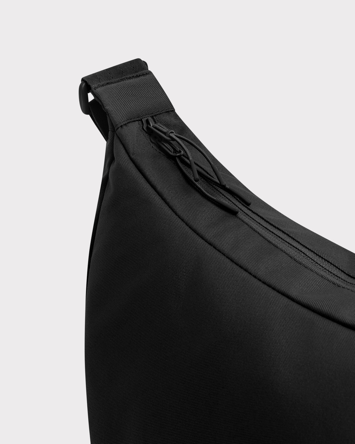 Schwarze Half Moon Bag 'Ally XL' mit geschlossenem Reißverschluss aus robustem Material
