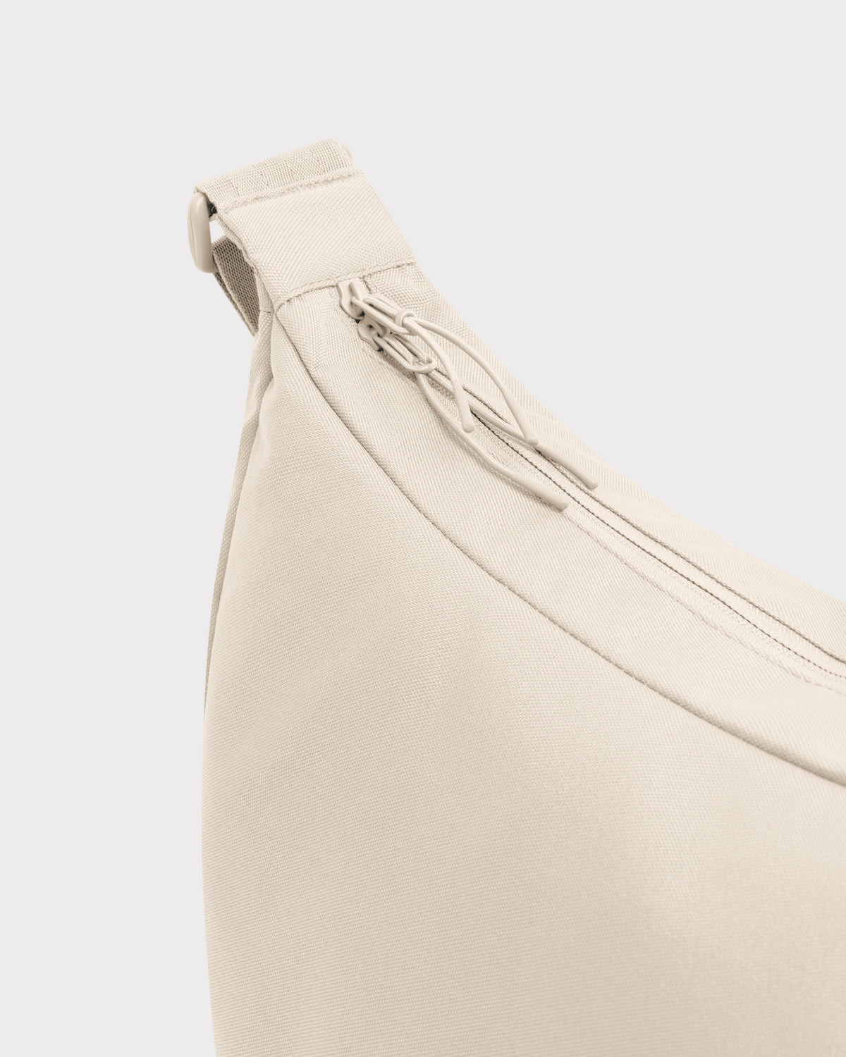 Halbmondtasche 'Ally XL' von Johnny Urban aus beigem Material mit Reißverschluss und verstellbarem Riemen