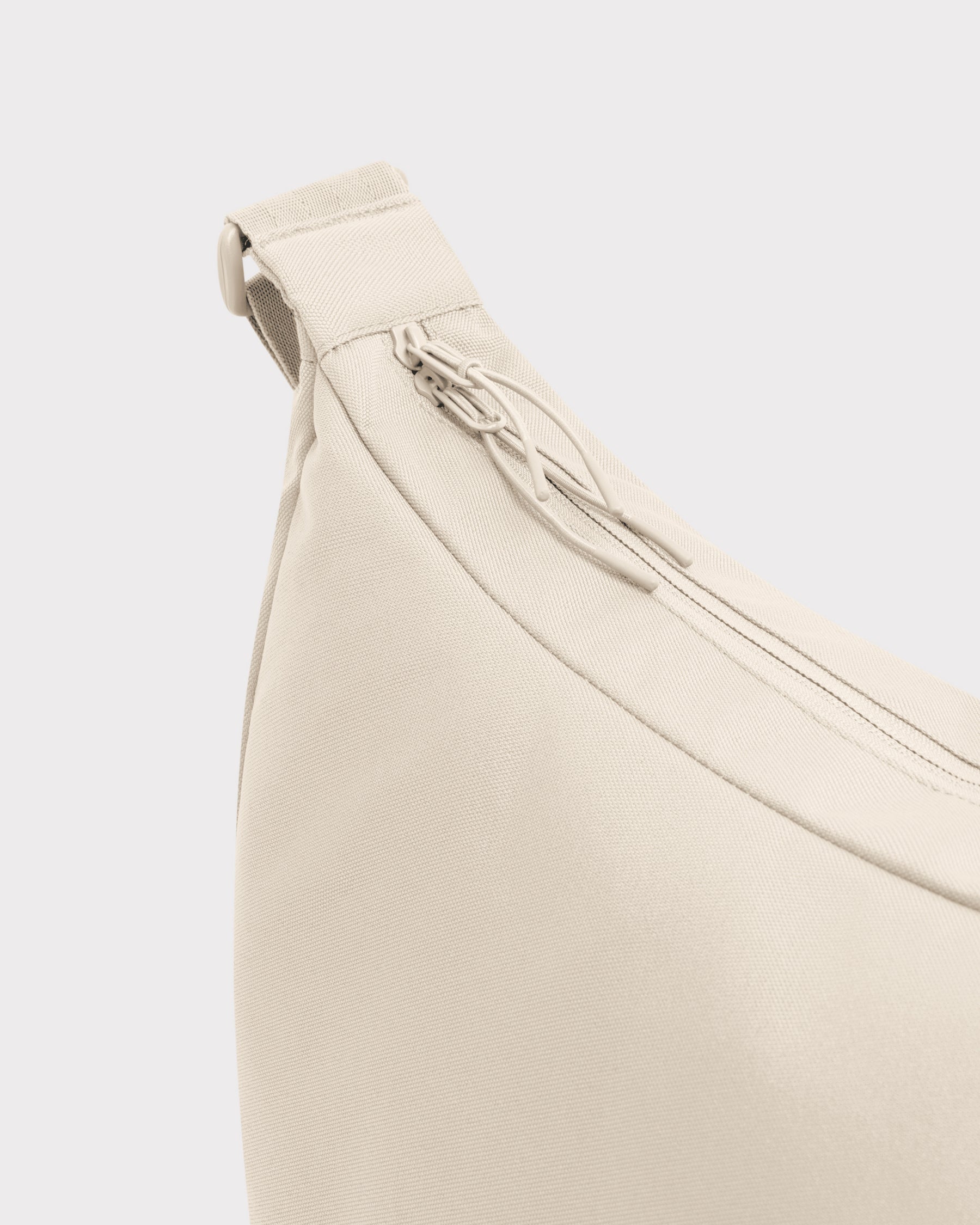 Halbmondtasche 'Ally XL' von Johnny Urban aus beigem Material mit Reißverschluss und verstellbarem Riemen